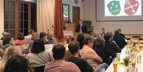 Bei der Bürgerversammlung dankte Bürgermeister Andreas Fenzl für den Einsatz und die gute Zusammenarbeit in den vergangenen sechs Jahren. Foto Dachs