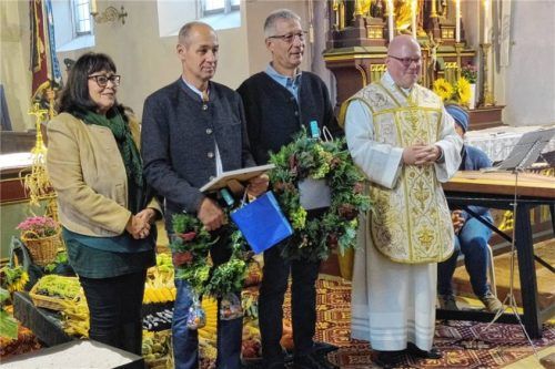 Bei der Ehrung für langjähriges Engagement: Pfarrgemeinderatsvorsitzende Barbara Limbrunner (von links), Ludwig Genzinger, Thomas Nicklbauer und Pfarrer Florian Regner. Foto stettner