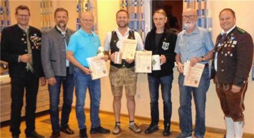 Bei der Ehrung langjähriger Mitglieder: (von links) stellvertretender Gauschützenmeister Reinhard Priller, Bürgermeister Werner Biedermann, Walter Mooshuber (40 Jahre Mitgliedschaft), Andreas Lohr (25), Harald Perzlmaier (40), Leonhard Nägler (25), Vorsitzender Martin Kager. Foto Lohr