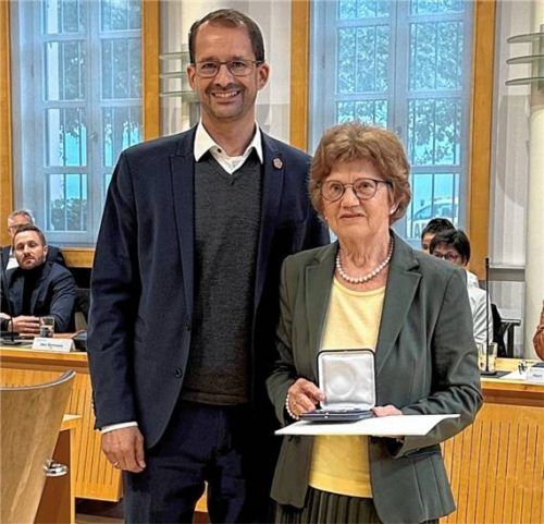 Bei der Ehrung: Oberbürgermeister Andreas März und FDP-Stadträtin Maria Knott-Klausner. Foto Stadt Rosenheim