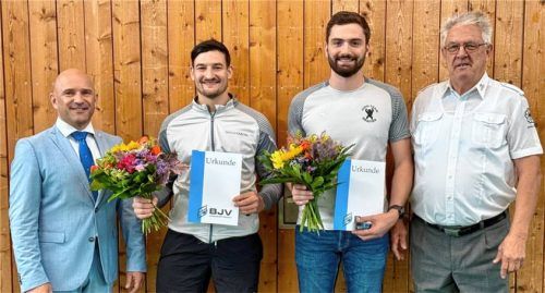Bei der Ehrung: (von links) Bezirksvorsitzender Denis Weisser, Valentin Larrasser, Jakob Kitzberger sowie Ludwig Tradler. Foto re