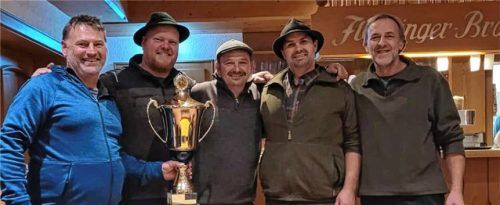 Bei der Ehrung: (von links) Schiedsrichter Andreas Stadlhuber, Max Fischbacher, Georg Löw, Bernhard Aicher und Franz Riperdinger.Foto re