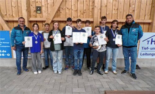 Bei der Ehrung: (von links) Trainer Erdmann Lerch, Lea Henfling, Sebastian Grießer, Lisa Höpfl, Valentin Schmöller, Niklas Leonhard, Florian und Maxi Neumeier, Christoph und Franziska Ramsteiner sowie Sportwart Michael NeumeierFoto Sollinger