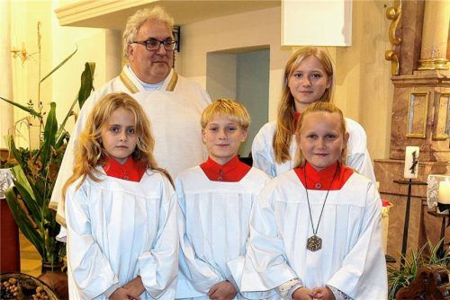 Bei der Einführung: (vorne, von links) Johanna Bernold, Simon Maier, die neue Ministrantin Theresa Huber mit (hinten) Diakon Clemens Rude und Oberministrantin Sonja Maier (hinten). Foto / text maier
