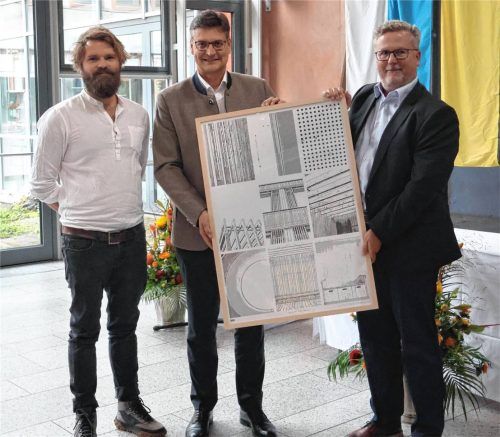 Bei der Einweihung des neuen Anbaus am Waldkraiburger Gymnasium: Architekt Julius Bohne-Hammerl (von links), Landrat Max Heimerl und Schulleiter Thomas Fraundorfner. Foto Lohmann