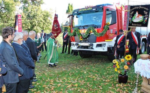 Bei der feierlichen Einweihung: (von links) Bürgermeister Johannes Zistl und die Gemeinderäte Georg Meixner, Bernhard Neumaier und Anton Kammerloher sowie Pater Banda. Foto hofstetter