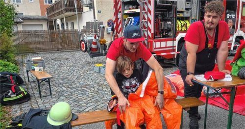 Bei der Feuerwehr konnte man so manches Kleidungsstück ausprobieren.