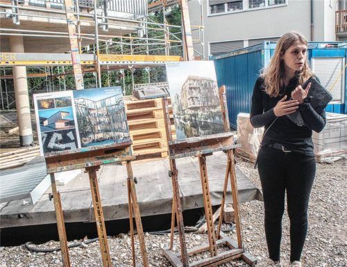 Bei der Führung mit Daniela Elberg wurden Einzelheiten der Wohnanlage präsentiert. Fotos stache