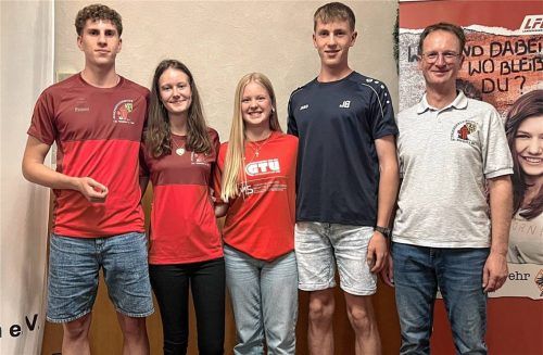 Bei der Herbstdienstversammlung: (von links) die beiden bisherigen Kreisjugendsprecher Simon Berger und Anna Hartl, die neue Kreisjugendsprecherin Isabella Rottner und ihr Stellvertreter Jakob Berger mit Kreisjugendwart Markus Lippacher. Foto matschi