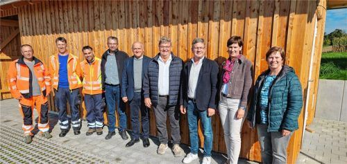Bei der Inbetriebnahme: (von links) Georg Gürtler, Fachkraft für Wasserversorgungstechnik Pfaffing, Hubert Brandstetter, Fachkraft WZV Mittbachgruppe, Julian Liebermann, Wassermeister WZV Mittbachgruppe, Bernhard Zieglgänsberger, Firma Zach Elektroanlagen, Thomas Stark, Bürgermeister Maitenbeth und Vorsitzender WZV Mittbachgruppe, Rudolf Schreyer, Bürgermeister Albaching, Josef Niedermeier, Bürgermeister Pfaffing, Irmgard Hibler, Bürgermeisterin Isen und stellvertretende Vorsitzende WZV Mittbachgruppe, sowie Monika Stampfl, kaufmännische Leiterin WZV Mittbachgruppe. Foto Richterstetter