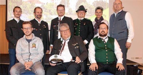 Bei der Jahresversammlung: (hinten, von links) Kilian Fiebiger, Ingo Fiebiger, Julian Schick, Erich Jungwirt, Helga Edmeier und Stefan Möstl sowie (vorne, von links) Dominik Schenk, Hermann Eggert und Marc Neubauer. Foto fenninger