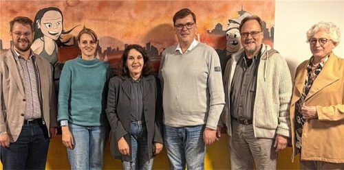 Bei der Jahresversammlung: (von links) Bürgermeister Michael Hetzl, Schriftführerin Sophie Sontag-Lohmayer, Vorsitzende Claudia Hausberger, Schatzmeister Stefan Lasner, stellvertretender Vorsitzender Burghard Schröder sowie die Zweite Bürgermeisterin Ilse Preisinger-Sontag. Foto hausberger