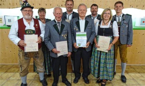 Bei der Jahresversammlung: (von links) Roland Reichl, Angela Schwarzenböck (Schützenmeisterin), Hans Weber, Hans Greimel, Rupert Eichner, Konrad Kainz, Traudi Seidl, Markus Seidl (Zweiter Schützenmeister). Foto Rimbachquelle