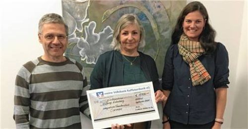 Bei der Scheckübergabe: (von links) Dr. Alexander Skiba von der Stiftung Ecksberg, Gisela Thumm, Vorsitzende des Vereins Lichtblicke Mühldorf, und Projektmanagerin Irmgard Hanslmeier. Foto Stiftung Ecksberg