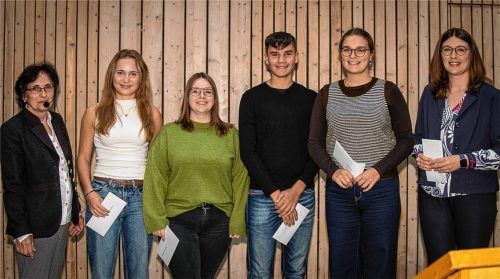 Bei der Schülerehrung: (von links) Bürgermeisterin Maria Maier mit Mia Kufner, Berufliche Oberschule Inn-Salzach Altötting, Jahrgangsbeste Fachhochschulreife 1,7, Miriam Vorwallner, Fachakademie für Sozialpädagogik des Diakonischen Werks Traunstein, staatlich anerkannte Erzieherin, 1,86, Sebastian Seidl, Mittelschule Gars, qualifizierender Abschluss der Mittelschule, 1,8, Anja Füger, zahnärztliche Prüfung in Heidelberg, sehr gut, und Franziska Lackmaier, IHK München, Fachwirtin im Gesundheits- und Sozialwesen, 1,7.Foto gerstner