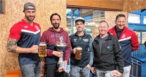 Bei der Siegerehrung: (von links) Hias Lechner, Peter König junior, Miche Pfeili, Wast Baumann und Marcus Maier. Foto re