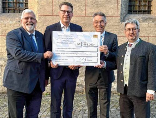 Bei der Übergabe der Förderzusage: (von links) Landtagsabgeordneter Sebastian Friesinger, Kunst- und Wissenschaftsminister Markus Blume, Landrat Otto Lederer und Flintsbachs Bürgermeister Stefan Lederwascher. Foto StMWK