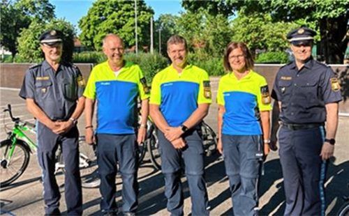 Bei der Verabschiedung: (von links) Polizeihauptkommissar Karl-Heinz Stocker (Sachbereichsleiter Verkehr), Polizeihauptkommissar außer Dienst Jürgen Schneider, Oberkommissar Thomas Röttenbacher, Oberkommissarin Tina Kain und Dienststellenleiter Erster Polizeihauptkommissar Josef-Ludwig Bernhart. Foto  Polizeiinspektion Mühldorf