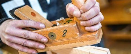 Bei einem Aktionstag kann man Einblicke in das Schreinerhandwerk und andere Gewerke gewinnen. Foto dpa