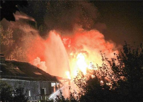Bei einem Großbrand von diesem Ausmaß wie am „Heuser-Anwesen“ wird enorm viel Löschwasser gebraucht. Es wurde über Löschwasserleitungen aus dem Mühlbach, Steinbach und Dorfweiher angesaugt. Fotos Reisner