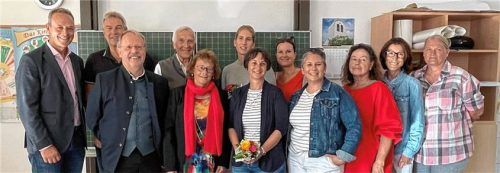 Bei einer Feierstunde in der Breitbrunner Grundschule wurde an die Awo Chiemgau-West – vertreten durch Vorsitzenden Lorenz Ganterer und Ehrenvorsitzenden Herbert Weißenfels (Dritter und Vierter von links) – die Trägerschaft der Mittagsbetreuung übertragen. Schulleiterin Renata Talanda (Fünfte von links) sowie Breitbrunns Bürgermeister Anton Baumgartner und Gstadts Bürgermeister Bernhard Hainz (Erster und Zweiter von links) bedankten sich beim Förderverein, vertreten durch Stefanie Seebauer und Gertraud Hauer (Sechste und Siebte von links), für 25 Jahre Engagement für die Mittagsbetreuung sowie bei den Betreuerinnen der Mittagsbetreuung für die bisher geleistete Arbeit und deren Weiterwirken unter neuer Trägerschaft.