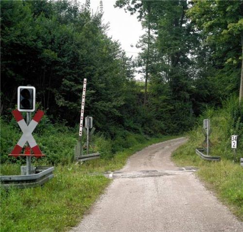 Bei starkem Regen kommt der Kies beim Bahnübergang Edmühle ins Rutschen.Foto Günster