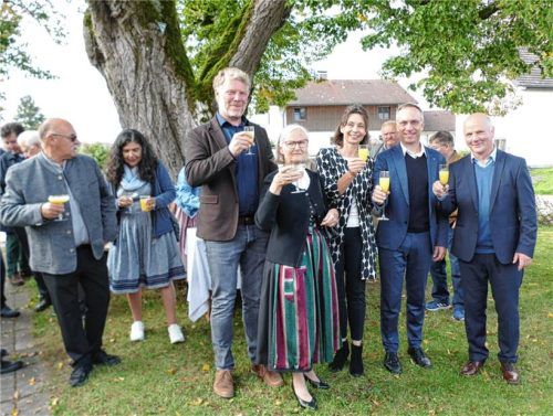 Beim Anstoßen auf die gelungene Renovierung: (von links) Architekt Frieder Lohmann, Kirchenpflegerin Monika Rödig, Verwaltungsleiterin Sabine Sedlmaier, Bürgermeister Robert Pötzsch und Pater Walter Kirchmann.Fotos Bachmaier