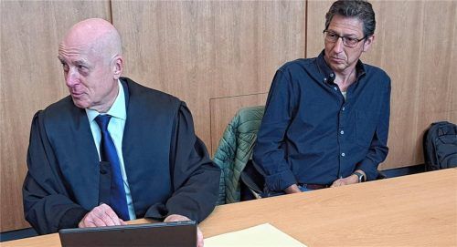 Beim Auftakt des neuen Prozesses um den Tod von Hanna W.: Nebenkläger-Anwalt Walter Holderle und Hannas Vater Andreas.Fotos  Weiser/re