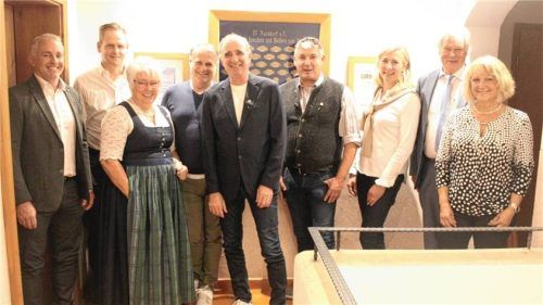 Beim Ehrenabend des Sportvereins Nußdorf wurden langjährige Mitglieder und Funktionsträger für ihre Verdienste geehrt: (von links) Stefan Niederthanner (25 Jahre Vorstandstätigkeit, Verdienstnadel Gold BLSV), Andreas Stuffer (Vorstandsmitglied), Eva Oberauer (50), Walter Mayer (50), Sepp Huber (50), Gerhard Mayer (50), Maria Niederthanner (25), Siegfried Zacher (Vorsitzender) und Brigitte Seemann (Vorstandsmitglied).Foto steffenhagen