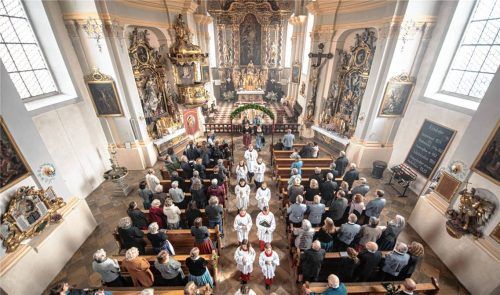 Beim Festgottesdienst durften auch die Kinder zum gemeinsamen Vaterunser in den Altarraum kommen. Die Predigt hielten Pfarrer Tobias Pastötter und Diakon Günter Schmitzberger gemeinsam. Auf dem Bild zu sehen ist der festliche Auszug nach dem Gottesdienst. Fotos Thomae