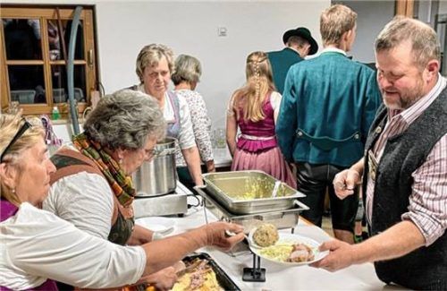 Beim Helferfest des GTEV „Edelweiß“ Vachendorf im Haus der Dorfgemeinschaft war für das leibliche Wohl gesorgt: Schweinebraten mit Knödel und Kraut sowie Kasspatzen kamen bei den Gästen gut an.Foto  nISTLER