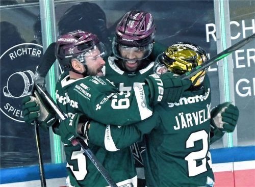 Beim Jubel mit den Teamkollegen: Ville Järveläinen (von rechts), mit Lukas Laub und Jordan Taupert.Foto Hans-Jürgen Ziegler