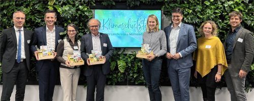 Beim Klimaschutztag: (von links) Waldkraiburgs Bürgermeister Robert Pötzsch, Geschäftsführer der Gummiwerk Kraiburg GmbH & Co KG, Dr. Darijo Mijolovic, Irmgard Kunzmann und Werner Furtner von der Gemeinwohl-Ökonomie, Referentin Dr. Vanessa Just, Landrat Max Heimerl, Projektmanagerin Martina Kempf-Immerfall und Klimaschutzmanager Christoph Mayerhofer. Foto Landratsamt