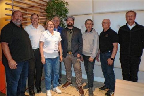 Beim Kreistag: (von links) Philipp Weißenbacher, Michael Neumann, Brigitte Steininger, Erwin Zeug, Stefan Zimmermann, Kürsad Cevik, Reiner Bruhnke und Michael Kasenbacher. Foto rath
