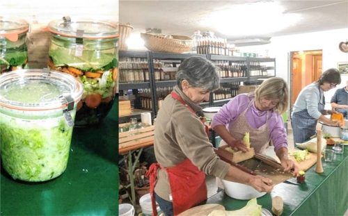 Beim Kursabend auf dem Fritznhof in Dirnsberg lernen 25 Teilnehmer alles über das Haltbarmachen von Gemüse durch Fermentieren. Foto  Habl