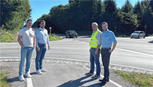 Beim Ortstermin: (von links) Alexander Eisner, Abteilungsleiter am Staatlichen Bauamt Rosenheim, Pruttings Bürgermeister Johannes Thusbaß, Söchtenaus Bürgermeister Bernhard Summerer und Landtagsabgeordneter Daniel Artmann.Foto re