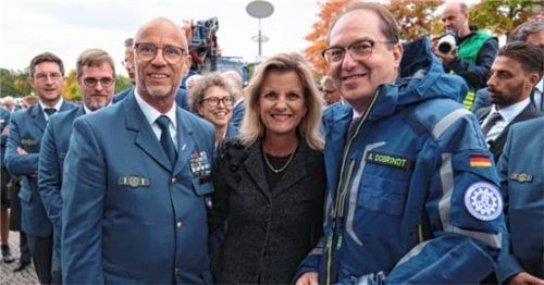 Beim Treffen in Berlin: (von links) Ortsbeauftragter Markus Otto vom THW Rosenheim, Parlamentarische Staatssekretärin beim Bundesminister des Innern, Daniela Ludwig, und ihr Chef, Bundesinnenminister Alexander Dobrindt.

Foto Bundestagsbüro Daniela Ludwig