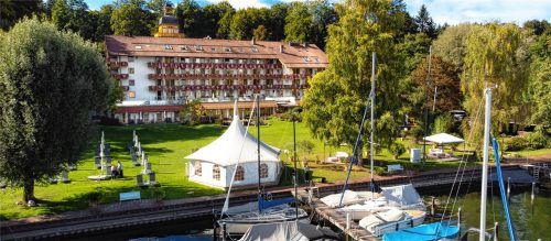 Beliebtes Ziel für Erholungssuchende, Aktivurlauber und Genießer: das Yachthotel Chiemsee in Prien bietet seinen Gästen seit 40 Jahren eine einmalige Kombination aus Luxus, Erholung und atemberaubender Natur. Foto Berger