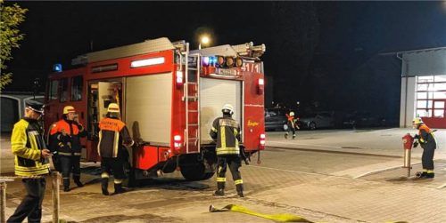 Bereitmachen für die Abnahme des Abzeichens „Feuerwehr im Löscheinsatz“ heißt es für drei Gruppen der Ampfinger Feuerwehr. Foto stettner