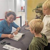 <p>Bestseller-Autorin Margit Auer signierte nach der Fragestunde im Cineplex Waldkraiburg die Bücher ihrer jungen Fans. Foto Reichl</p>