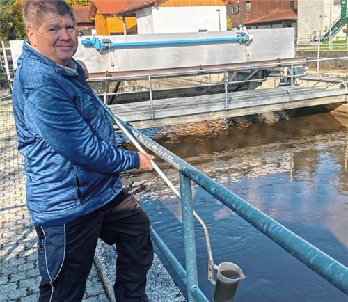 Betriebsleiter Rudi Hofschneider von der Kläranlage Bad Aibling entnimmt mit einem Schöpfgerät regelmäßig Wasserproben, die für die Beurteilung der Qualität des gereinigten Abwassers wichtig sind. Foto Kotter