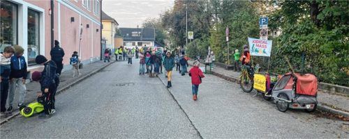 Bewegung war an diesem Morgen vor dem Schulstart in Bad Endorf angesagt. Foto re
