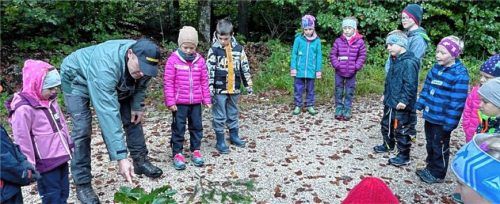 Blätter wurden im Rahmen des Heimat- und Sachkundeunterrichts von den Zweitklässlern der Grundschule Inzell gesammelt, und Reini Koch vom Bergwalderlebniszentrum in Ruhpolding erklärte den Kindern, welche Blätter zu welchem Baum gehören.Foto wegschieder