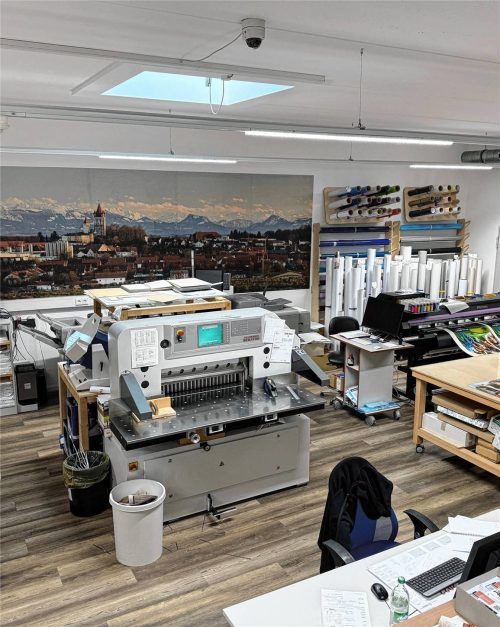 Blick in den Drucksaal des Druckzentrums mit modernster Digitaldrucktechnik, Drucke von Visitenkarten über Flyer und Broschüren bis zu großen Bannern und Plakate werden hier in jeder Stückzahl produziert.