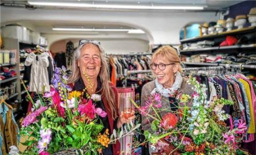 Blumen und Prosecco gab es für Andrea Hirt (links) und Ingrid Neumann, Mitglieder des Teams um den Wössner Gwandladen, bei der Zehn-Jahres-Feier.Foto  Flug