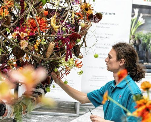 Blumiges Gemüt: Anian Friedrich arbeitet an einem kunstvollen Blumenarrangement bei den bayerischen Landesmeisterschaften der Floristen 2025. Foto Wastl