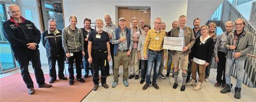 Bruckmühls Bürgermeister Richard Richter (Sechster von rechts) nahm als Zweiter Vorsitzender des Schwimmbadvereins einen Scheck über 1010 Euro entgegen Foto re