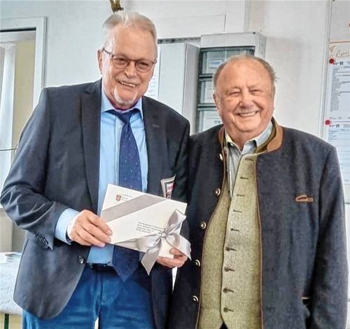 Bruckmühls Zweiter Bürgermeister Klaus Christoph (rechts) überraschte Reinhard Geigerseder nach seinem Grußwort und dem innigen Dank der Marktgemeinde für das an den Tag gelegte Engagement mit einem kleinen, aber wertvollen Brief-Präsent. Foto biermeier