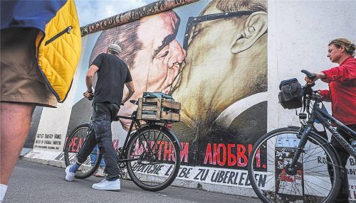 Bruderkuss: Das berühmtestes Gemälde der East Side Gallery (gr.F.). Gedenkstätte im Park (l.). Fotos Katrin Schreiter