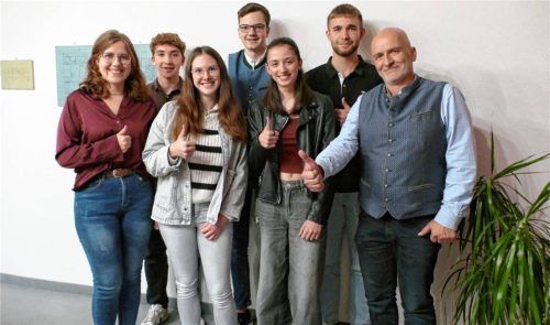 Bürgermeister Alfons Mittermaier (rechts) mit den jungen Bürgern, die von der Gemeinde Taufkirchen für ihren guten Abschluss geehrt wurden. Foto bachmaier